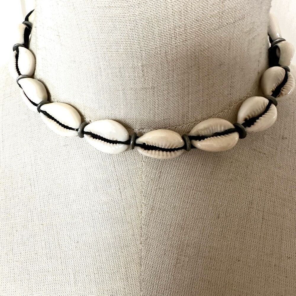 Shell choker necklace
